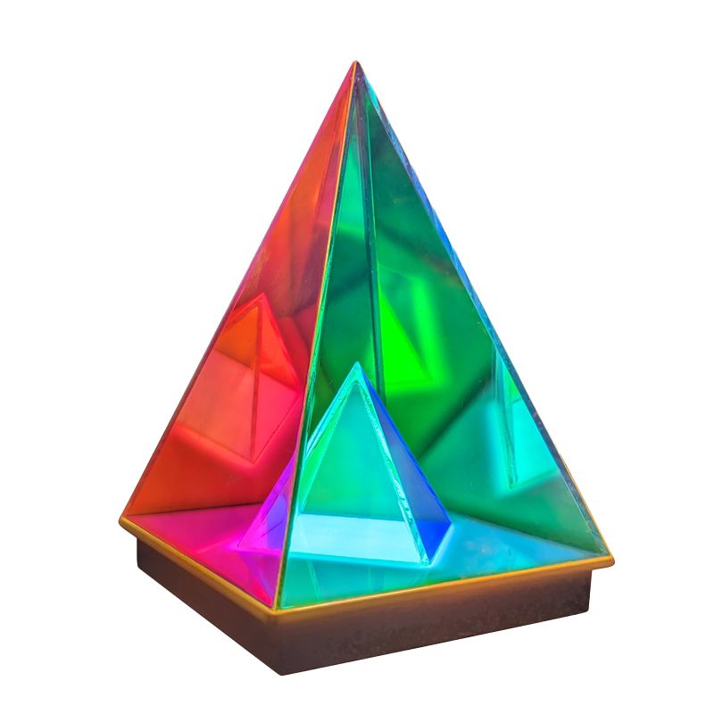 Piramidės formos 3D šviestuvas